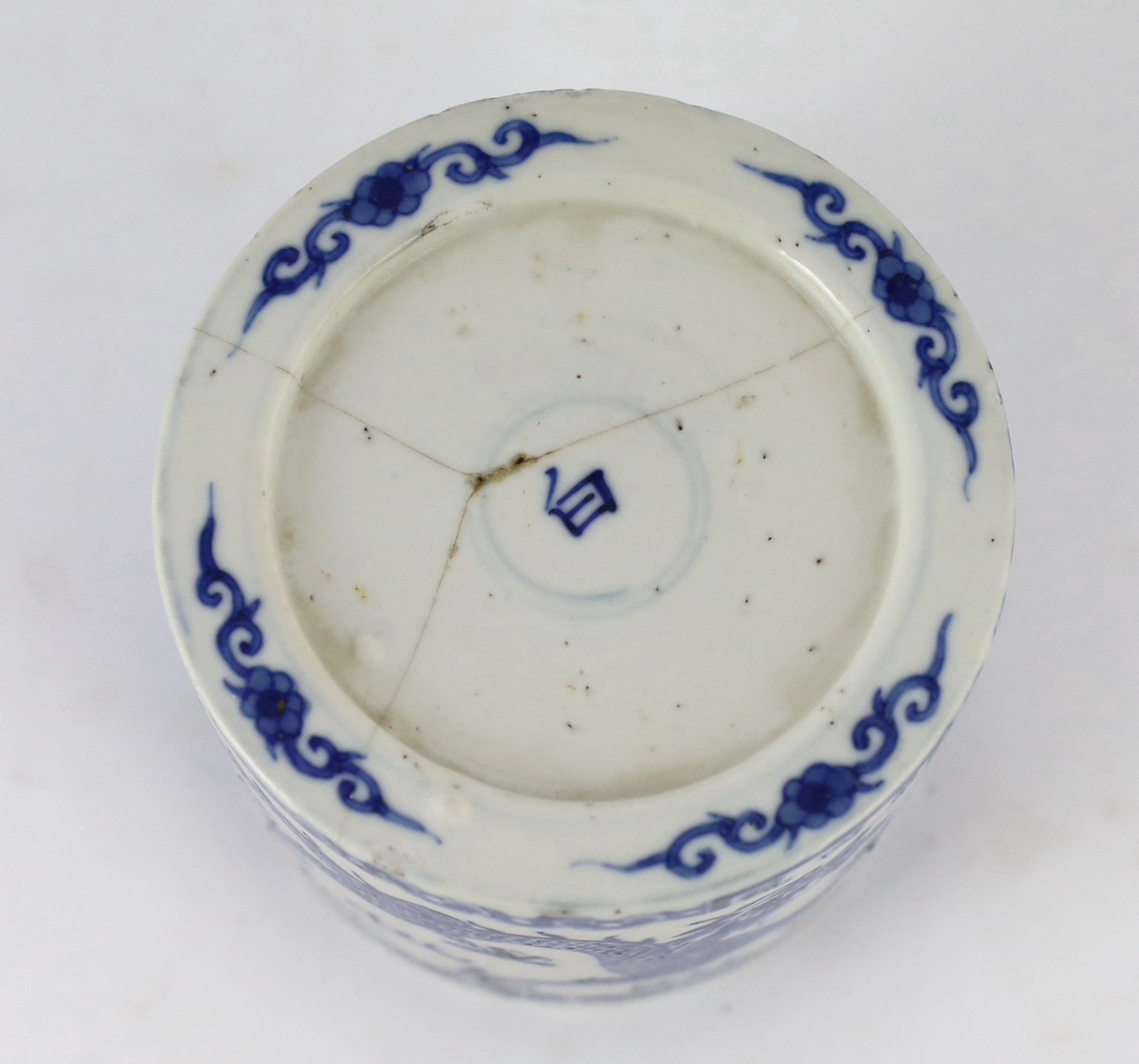 An unusual Chinese blue and white 'dragon' box and cover, 19th century, 10.5cm high, lid repaired, rim chip